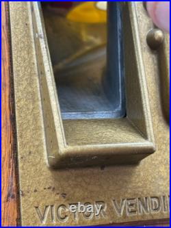 Antique Victor Vending Corp Oak Coin-Op Trade Stimulator Machine No Key As Found