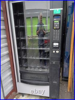 Snack vending machine