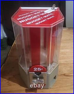 Vintage 25 Cent Candy Vending Machine Coin Op. Working Nugget-Matic 2 Keys