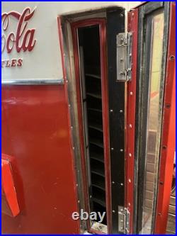 Vintage C. 1950 Coca Cola Vendo 110 Vending Machine Coin Operated Coke 7up Pepsi Vintage C. 1950 Coca Cola Vendo 110 Vending Machine Coin Operated Coke 7up Pepsi
